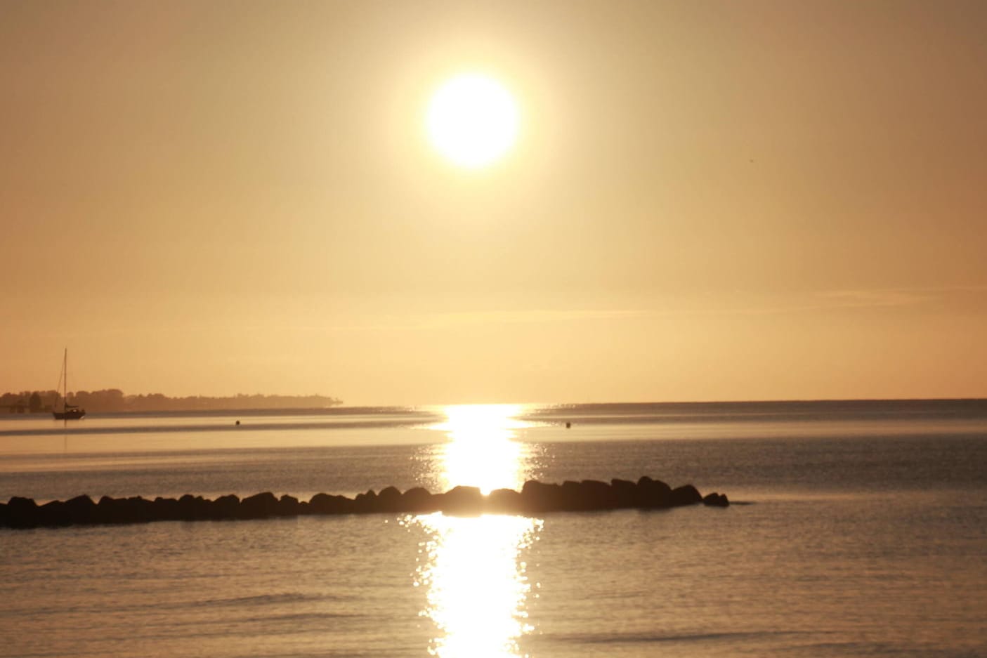 Sonne reflektiert im Wasser: In Teilen Deutschlands wird es richtig heiß.