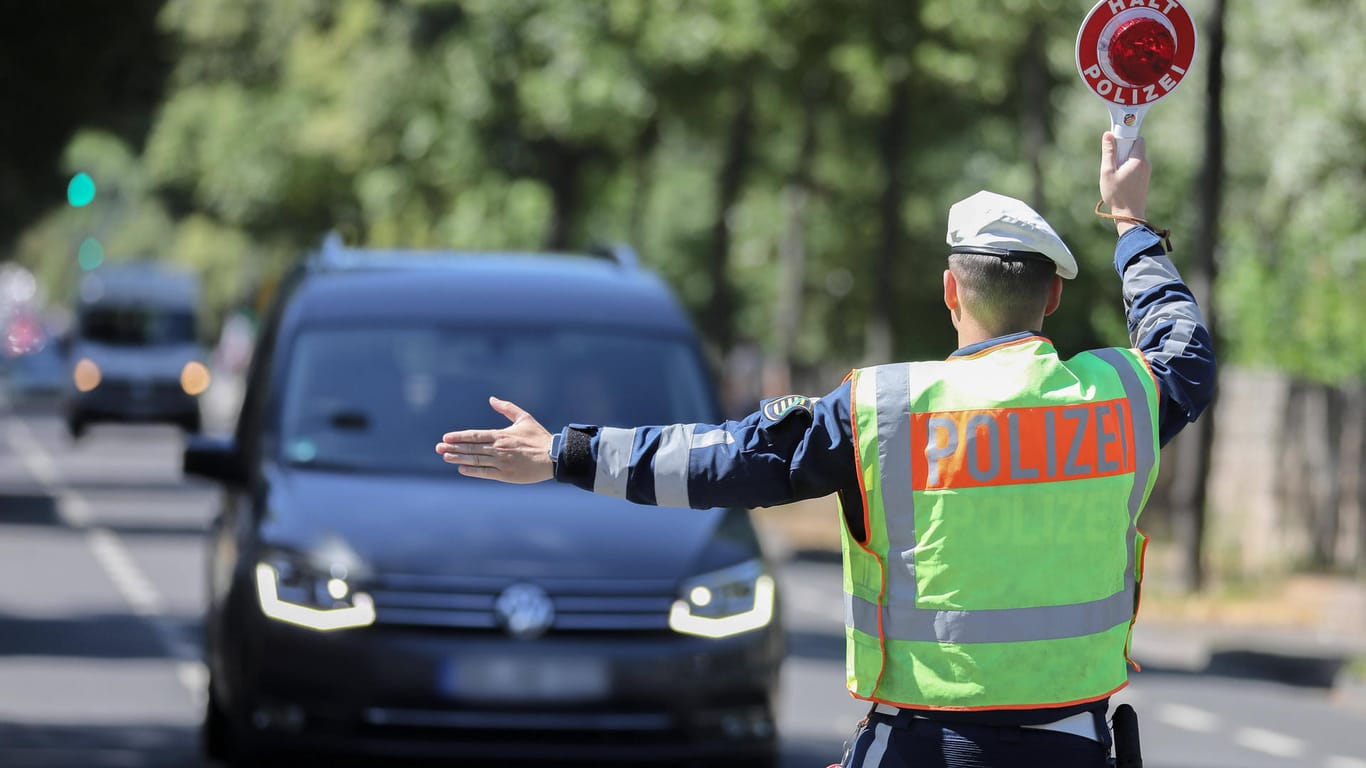 Ein Polizist hält einen Wagen zur Kontrolle an (Symbolbild): In Frankfurt war ein Jugendlicher ohne Fahrerlaubnis unterwegs