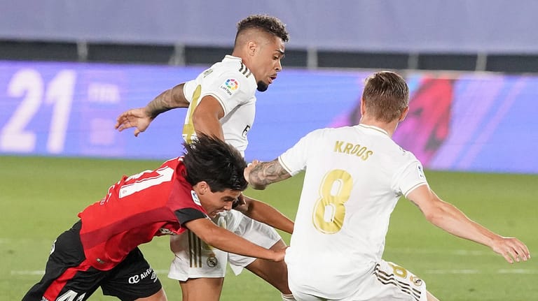 Mariano Diaz: Der Stürmer von Real Madrid (Mitte) nimmt gemeinsam mit Toni Kroos (r.) Luka Moreno von RCD Mallorca in die Mangel.