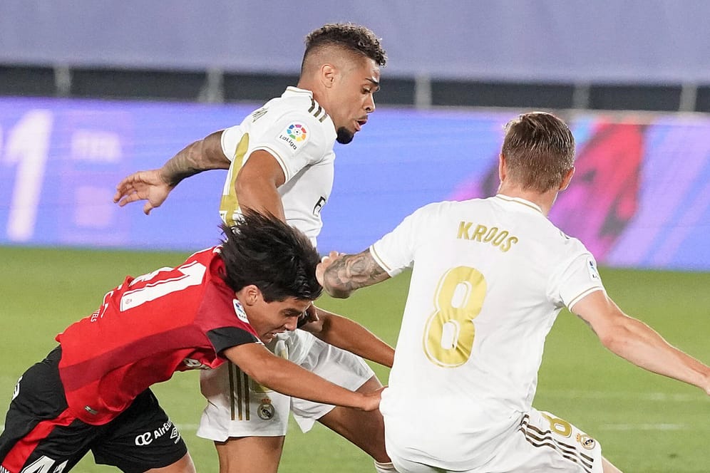 Mariano Diaz: Der Stürmer von Real Madrid (Mitte) nimmt gemeinsam mit Toni Kroos (r.) Luka Moreno von RCD Mallorca in die Mangel.