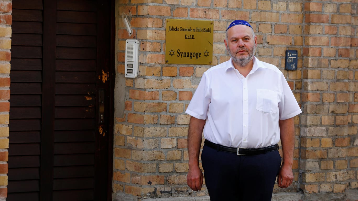 Max Privorozki vor der alten Synagogentür, in der die Einschusslöcher zu sehen sind.