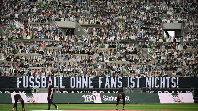 Die Debatte über die Rückkehr von Fans in die Stadien hält weiter an. Die Debatte über die Rückkehr von Fans in die Stadien hält weiter an.