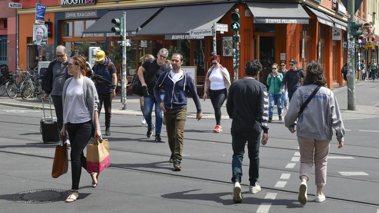 Passanten überqueren eine Straße: "Autofahrer müssen immer mit Fußgängern rechnen", sagt Dekra-Experte Andreas Schmidt.