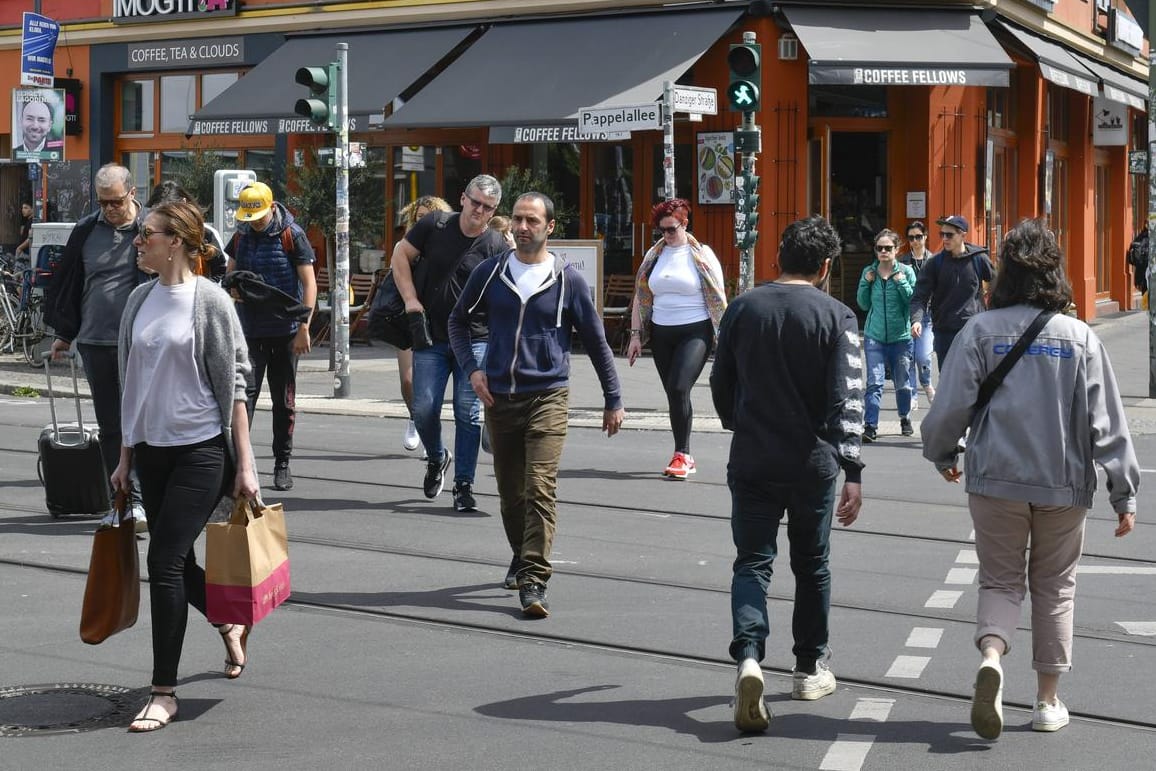 Passanten überqueren eine Straße: "Autofahrer müssen immer mit Fußgängern rechnen", sagt Dekra-Experte Andreas Schmidt.