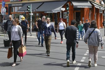 Passanten überqueren eine Straße: "Autofahrer müssen immer mit Fußgängern rechnen", sagt Dekra-Experte Andreas Schmidt.