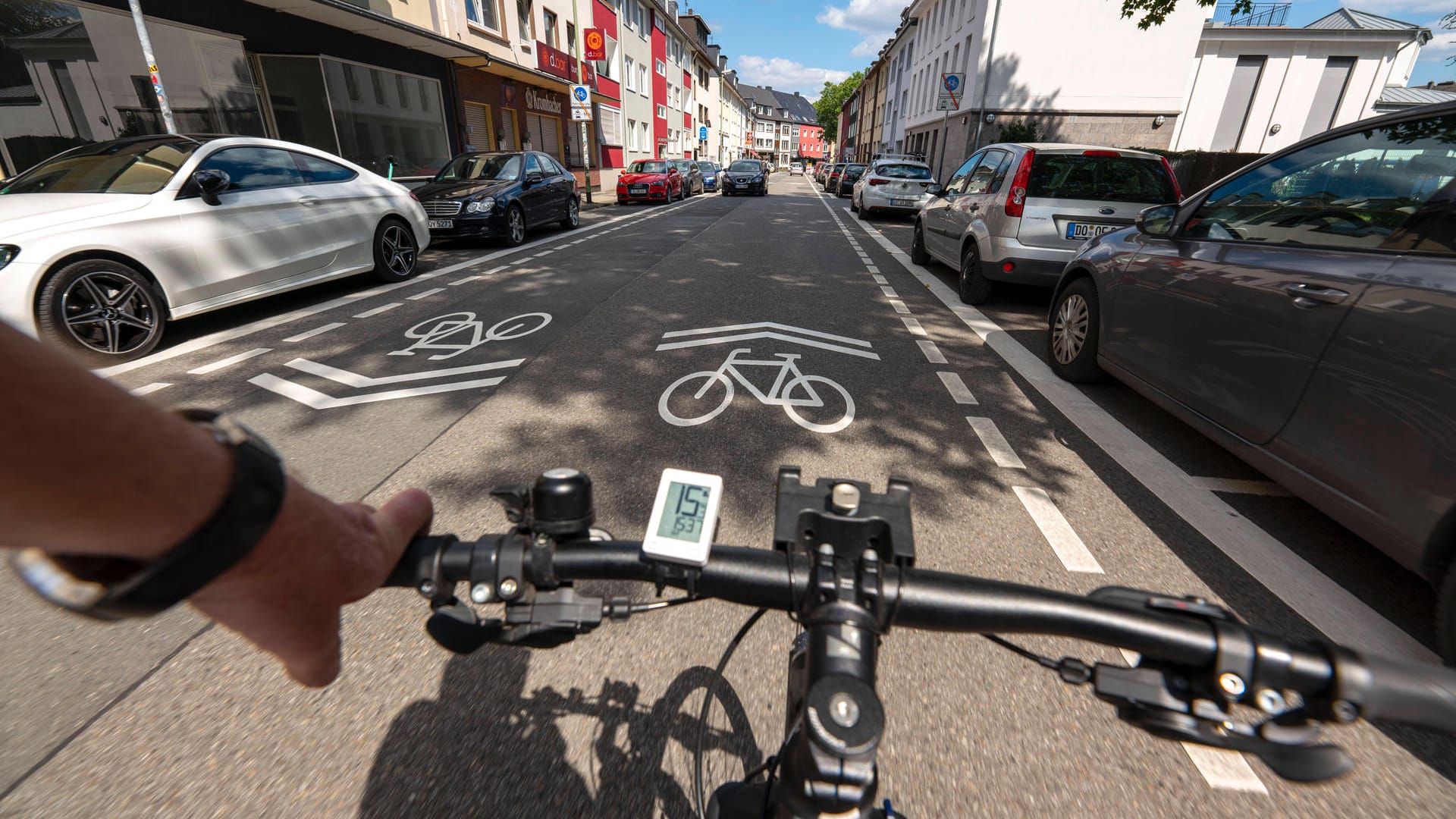 Auto und Radfahrer: Für beide gelten teilweise unterschiedliche Regeln im Straßenverkehr.