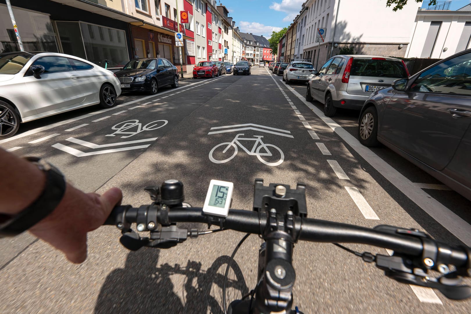 Auto und Radfahrer: Für beide gelten teilweise unterschiedliche Regeln im Straßenverkehr.