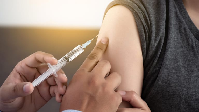 Impfung: Eine Impfung gegen Windpocken empfiehlt sich vor allem bei kleinen Kindern, eine Impfung gegen Gürtelrose bei älteren Menschen.