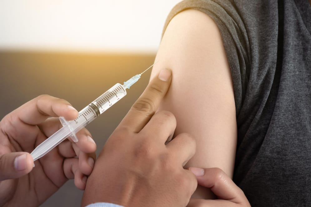 Impfung: Eine Impfung gegen Windpocken empfiehlt sich vor allem bei kleinen Kindern, eine Impfung gegen Gürtelrose bei älteren Menschen.