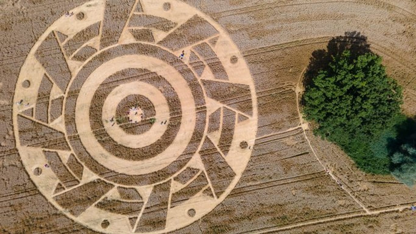 Wer hat den Kornkreis entworfen? (Luftaufnahme mit einer Drohne).
