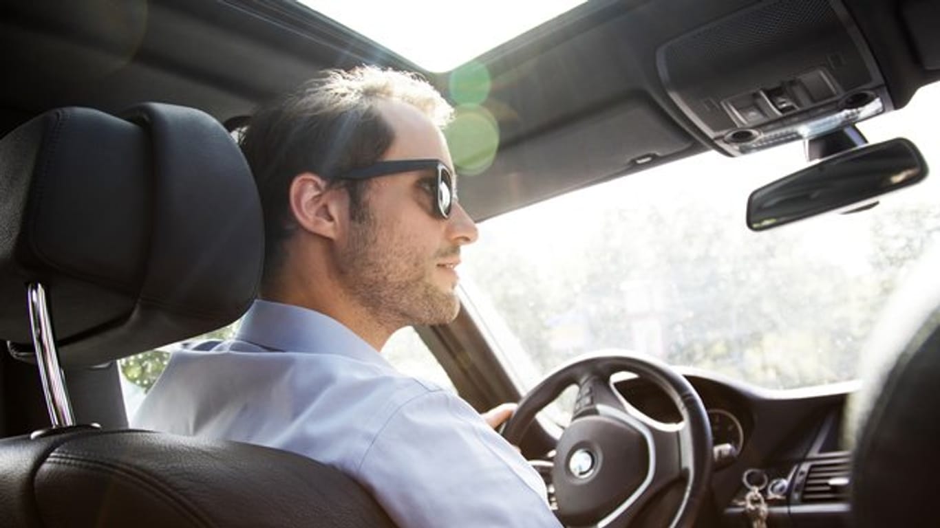 Wer bei starkem Sonnenlicht mit dem Auto fährt, sollte Brillengläser wählen, die entspiegelt sind oder sogar polarisieren.