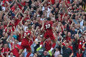 Joel Matip jubelt vor Liverpools berühmter Tribüne "The Kop": Schon im Herbst sollen Fans in England wieder ins Stadion dürfen.