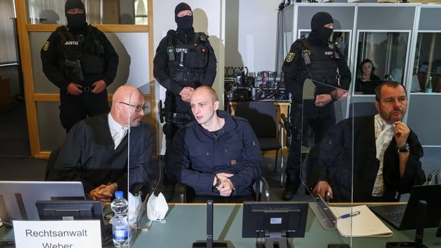 Der Angeklagte Stephan Balliet sitzt zwischen seinen Anwälten im Verhandlungssaal im Magdeburger Landgericht. Der Angeklagte Stephan Balliet sitzt zwischen seinen Anwälten im Verhandlungssaal im Magdeburger Landgericht.
