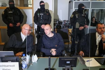 Der Angeklagte Stephan Balliet sitzt zwischen seinen Anwälten im Verhandlungssaal im Magdeburger Landgericht.