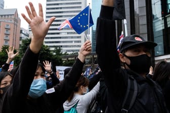 Protestierende in Hongkong zeigen die EU-Flagge: Die EU-Staaten wollen sich solidarisch zeigen – reagieren aber weniger entschlossen als die USA (Archivbild).