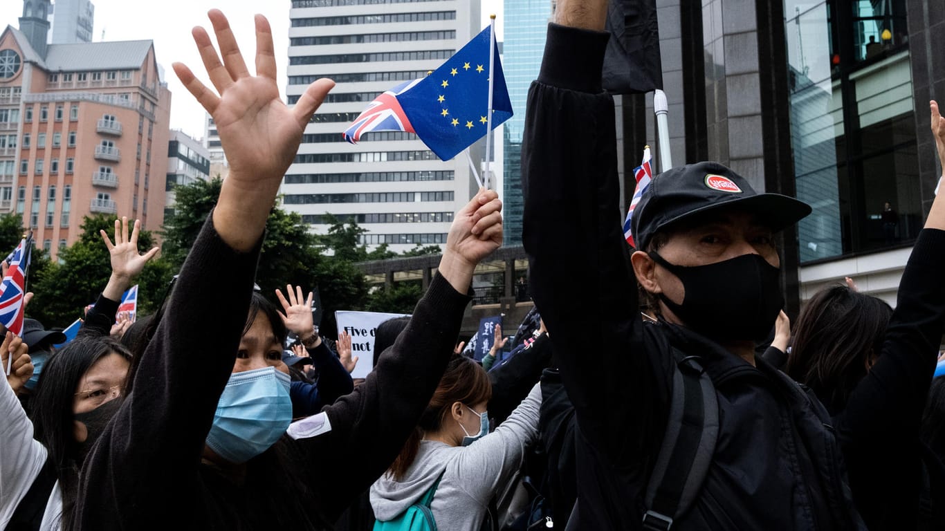 Protestierende in Hongkong zeigen die EU-Flagge: Die EU-Staaten wollen sich solidarisch zeigen – reagieren aber weniger entschlossen als die USA (Archivbild).