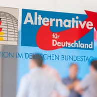 Logo der AfD-Fraktion im Bundestag: Der Beschuldigte soll einer einer Veranstaltung der AfD-Bundestagsfraktion teilgenommen haben (Archivbild).