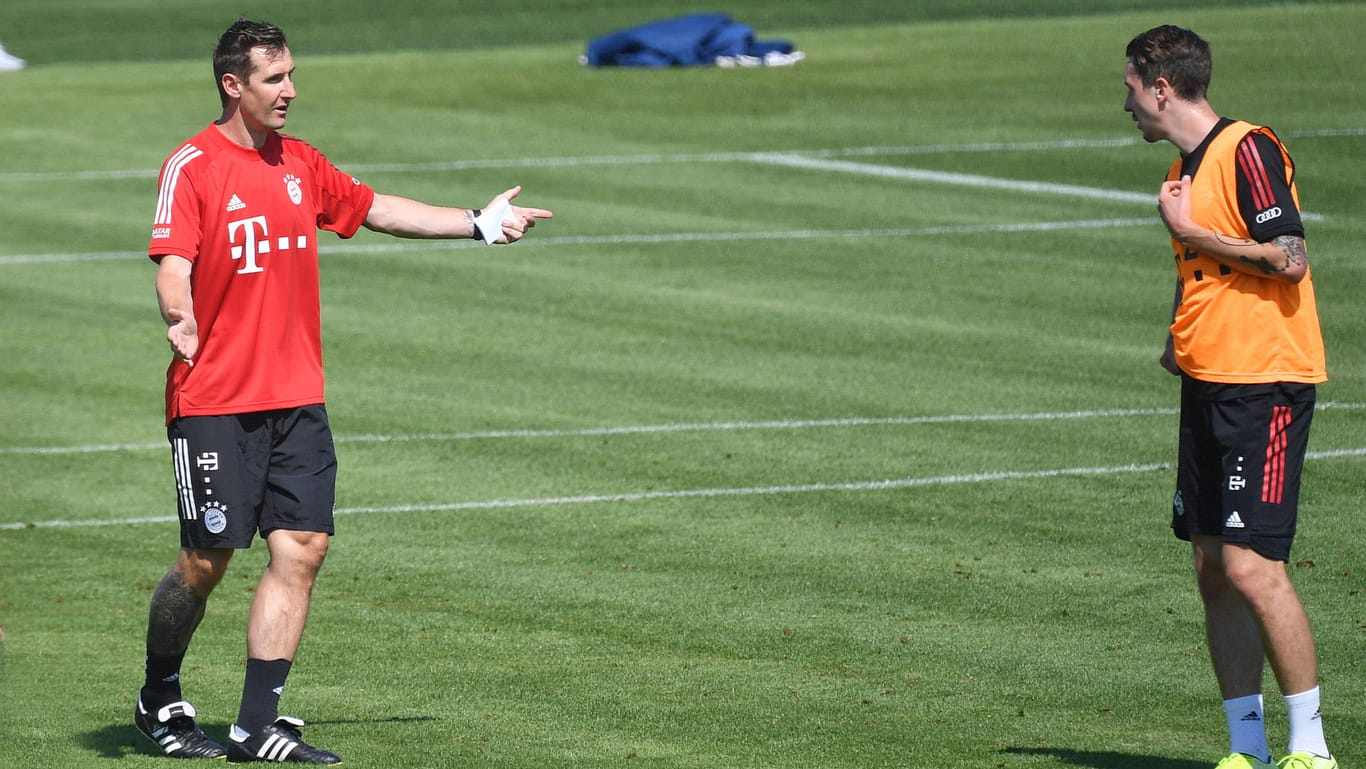 Miroslav Klose (li.) gibt Bayerns Adrian Fein (re.) Anweisungen während des Trainings.
