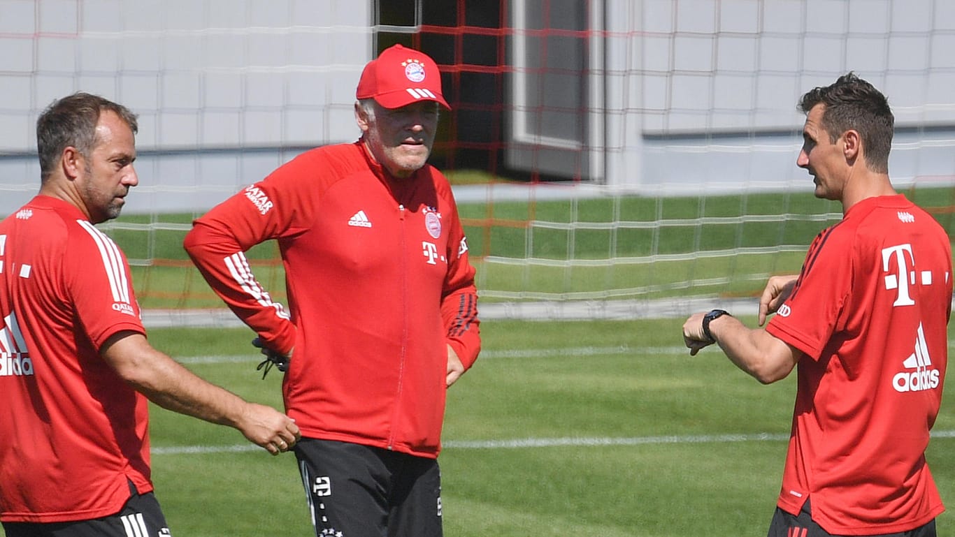 Miroslav Klose (re.) im Austausch mit Cheftrainer Hansi Flick (li.) und Hermann Gerland (Mitte).