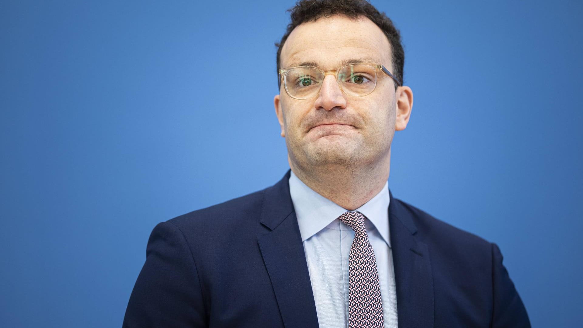 Gesundheitsminister Spahn gerät angesichts der zurückkehrenden Corona-Gefahr ins Straucheln.