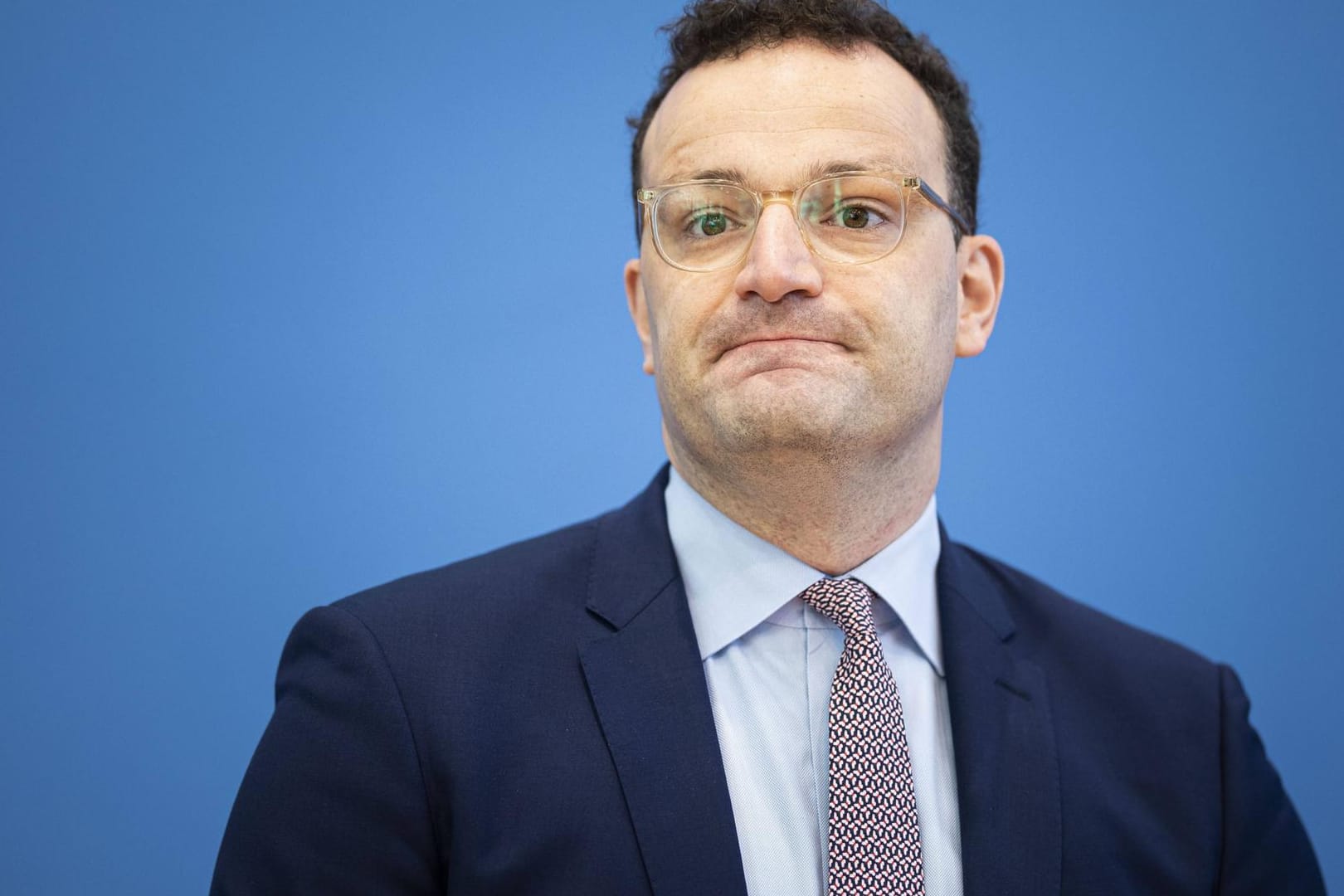 Gesundheitsminister Spahn gerät angesichts der zurückkehrenden Corona-Gefahr ins Straucheln.