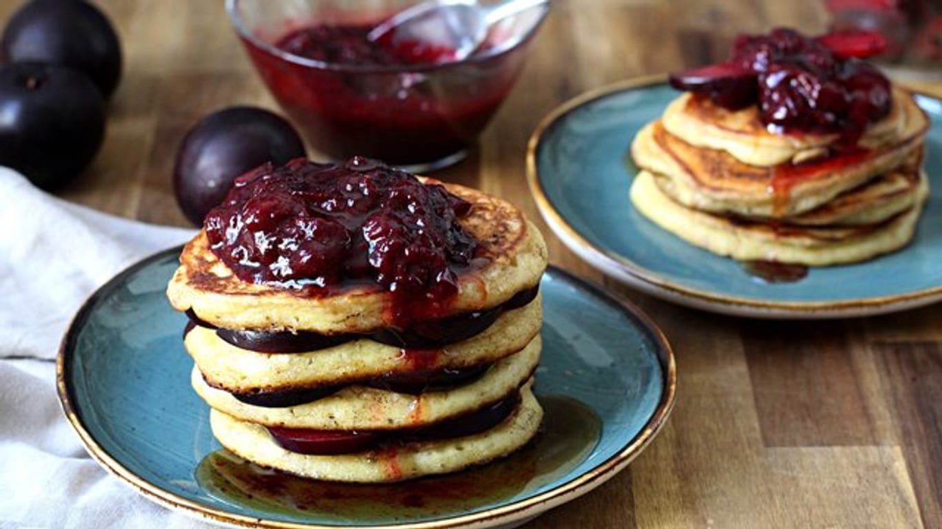 Der leckere Frühstücks-Stapel: Noch heißes Pflaumenkompott über den Pancakes und Pflaumen dazwischen.