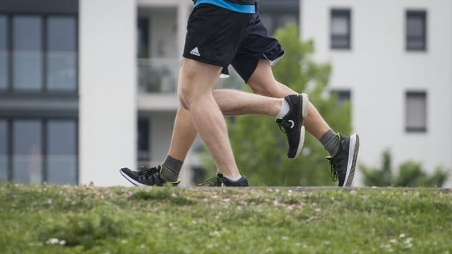 Ein Experte rät davon ab, einfach fertige Einlagen aus dem Kaufhaus in den Jogging-Schuh zu legen.