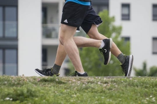 Ein Experte rät davon ab, einfach fertige Einlagen aus dem Kaufhaus in den Jogging-Schuh zu legen.