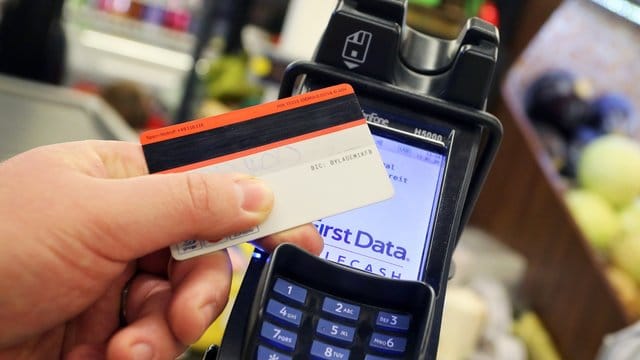 Einfach die EC-Karte an den Bezahl-Terminal halten - bei kleinen Beträgen ist kontaktloses Bezahlen sogar ohne PIN-Eingabe möglich. Einfach die EC-Karte an den Bezahl-Terminal halten - bei kleinen Beträgen ist kontaktloses Bezahlen sogar ohne PIN-Eingabe möglich.