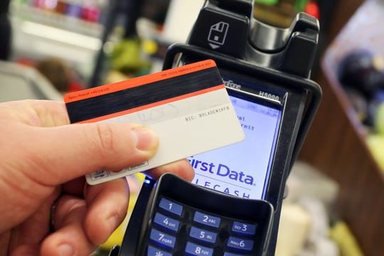 Einfach die EC-Karte an den Bezahl-Terminal halten - bei kleinen Beträgen ist kontaktloses Bezahlen sogar ohne PIN-Eingabe möglich. Einfach die EC-Karte an den Bezahl-Terminal halten - bei kleinen Beträgen ist kontaktloses Bezahlen sogar ohne PIN-Eingabe möglich.