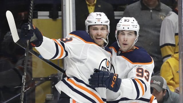 Leon Draisaitl (l) will mit den Edmonton Oilers den Stanley Cup gewinnen.