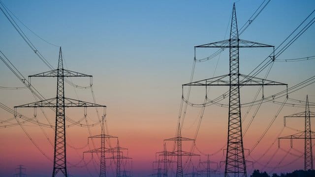Im Zuge der Energiewende müssen noch Tausende Kilometer Leitungen neu gebaut oder umgebaut werden. Im Zuge der Energiewende müssen noch Tausende Kilometer Leitungen neu gebaut oder umgebaut werden.