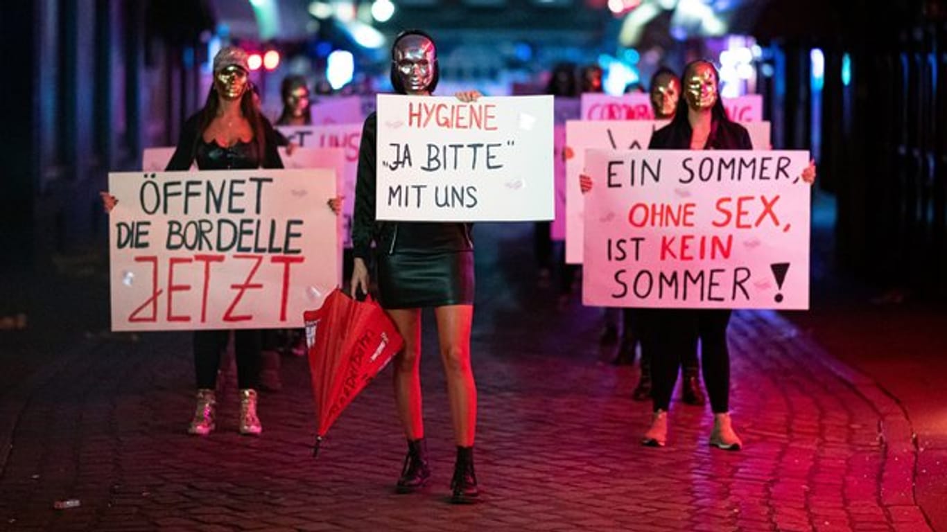Sexarbeiterinnen demonstrieren in der Herbertstraße auf dem Hamburger Kiez: Prostituierte und Bordellbetreiber fordern ein Ende des Corona-Lockdowns für ihre Branche.