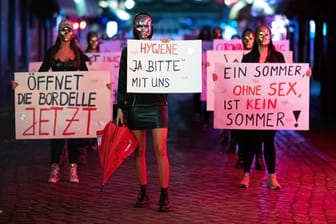 Sexarbeiterinnen demonstrieren in der Herbertstraße auf dem Hamburger Kiez: Prostituierte und Bordellbetreiber fordern ein Ende des Corona-Lockdowns für ihre Branche.