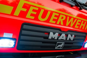 Löschfahrzeug der Feuerwehr mit Blaulicht (Symbolbild): In Kassel mussten die Einsatzkräfte wegen eines Feuers in einem Altenheim ausrücken.