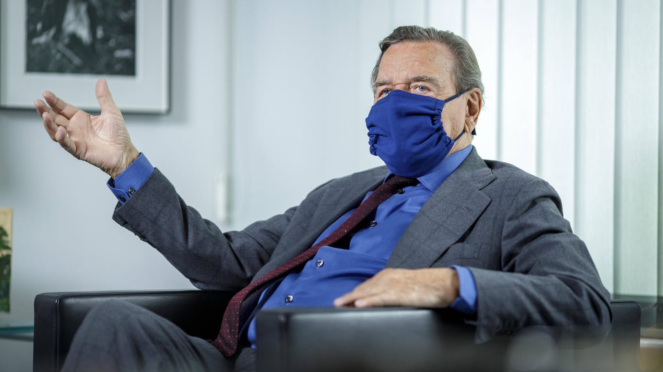 Gerhard Schröder nimmt die Pandemie ernster als US-Präsident Trump: Zumindest trägt er schon im Mai einen Mundschutz.