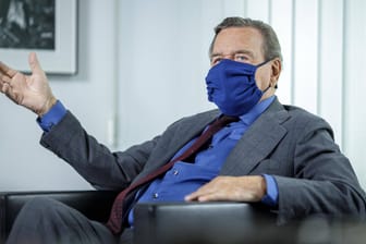 Gerhard Schröder nimmt die Pandemie ernster als US-Präsident Trump: Zumindest trägt er schon im Mai einen Mundschutz.