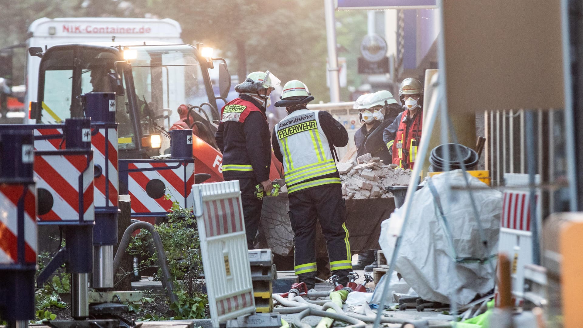 Trümmer werden aus einem Hinterhof, in dem ein Gebäude eingestürzt ist, herausgefahren: Noch immer wird hier nach einem vermissten Arbeiter gesucht. Trümmer werden aus einem Hinterhof, in dem ein Gebäude eingestürzt ist, herausgefahren: Noch immer wird hier nach einem vermissten Arbeiter gesucht.