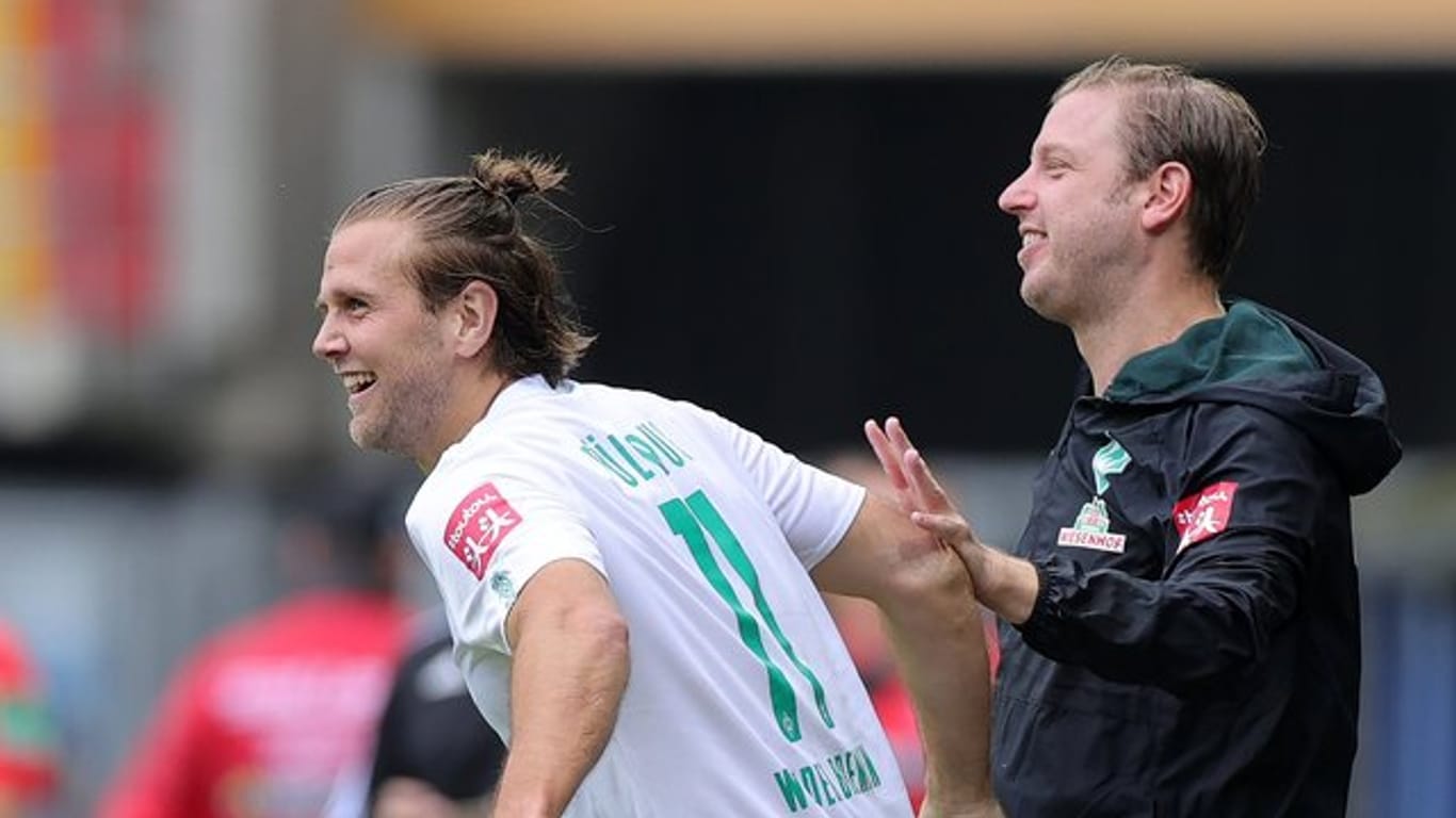 Freut sich, dass Trainer Florian Kohfeldt (r) bei Werder Bremen bleibt: Niclas Füllkrug (l).