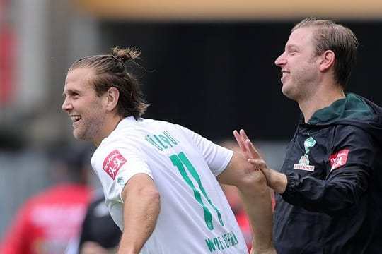 Freut sich, dass Trainer Florian Kohfeldt (r) bei Werder Bremen bleibt: Niclas Füllkrug (l).