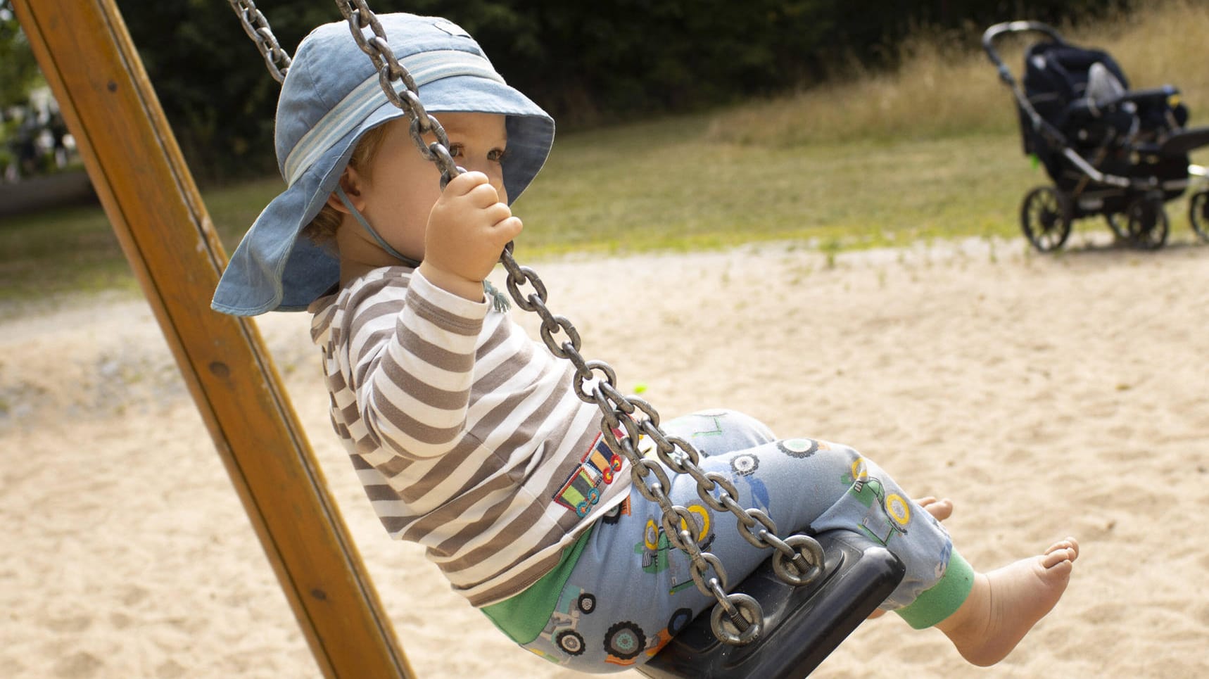 Kleinkind auf einer Schaukel: Das Kindergeld soll erhöht werden. Kleinkind auf einer Schaukel: Das Kindergeld soll erhöht werden.