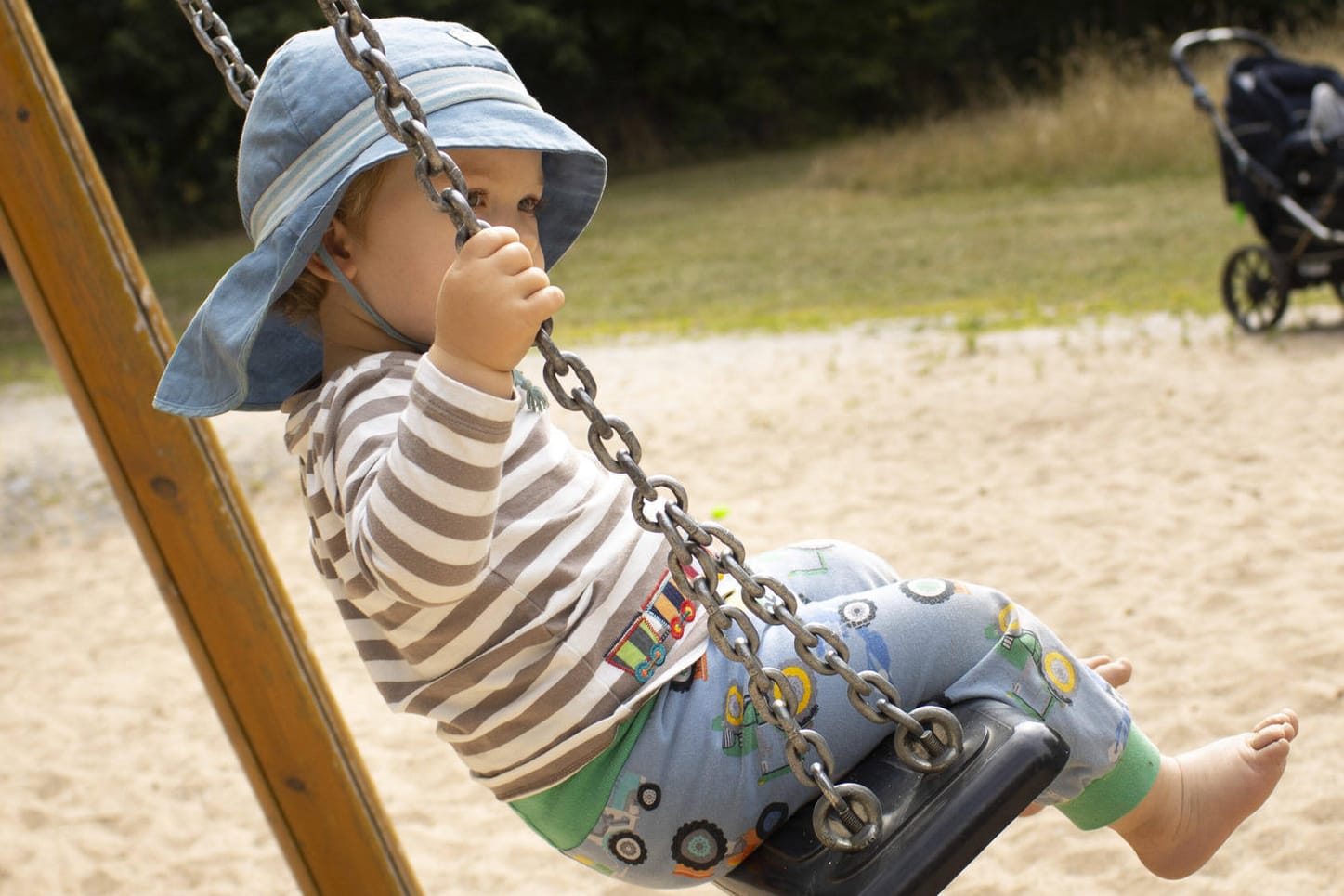 Kleinkind auf einer Schaukel: Das Kindergeld soll erhöht werden. Kleinkind auf einer Schaukel: Das Kindergeld soll erhöht werden.