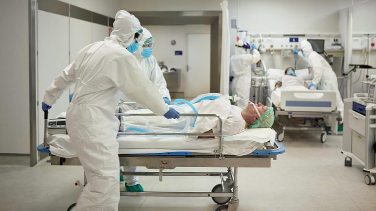 Corona-Pandemie: Knapp die Hälfte der intensivpflichtigen Covid-19-Patienten wird beatmet (Symbolbild).