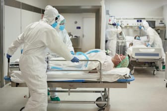 Corona-Pandemie: Knapp die Hälfte der intensivpflichtigen Covid-19-Patienten wird beatmet (Symbolbild).