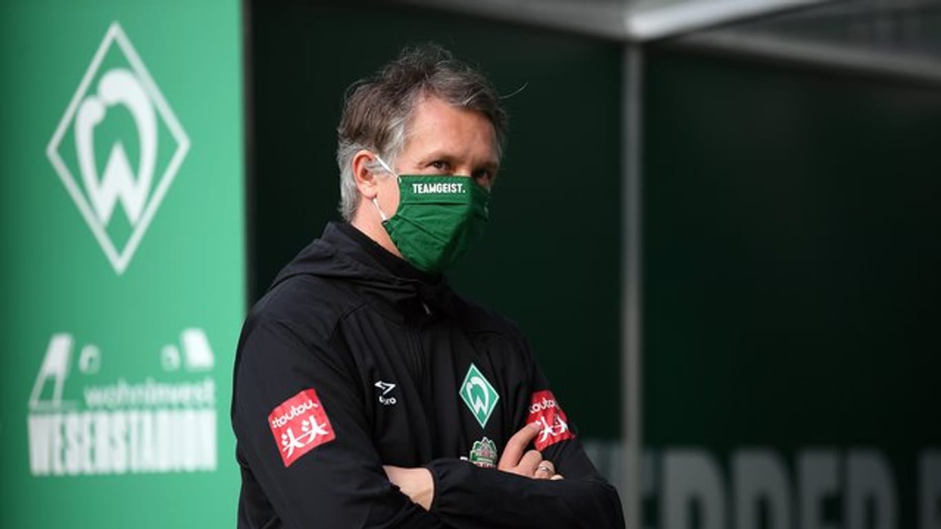 Sportdirektor von Werder Bremen: Frank Baumann steht mit Maske im Stadion.