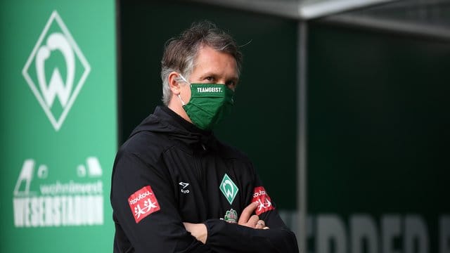 Sportdirektor von Werder Bremen: Frank Baumann steht mit Maske im Stadion. Sportdirektor von Werder Bremen: Frank Baumann steht mit Maske im Stadion.