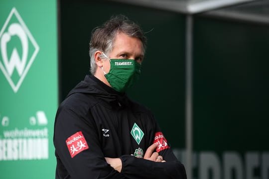 Sportdirektor von Werder Bremen: Frank Baumann steht mit Maske im Stadion.