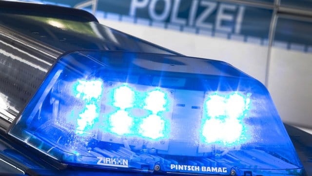 Polizeiwagen: Beamte lieferten sich mit zwei mutmaßlichen Sprengern eines Geldautomatens eine Verfolgungsjagd.