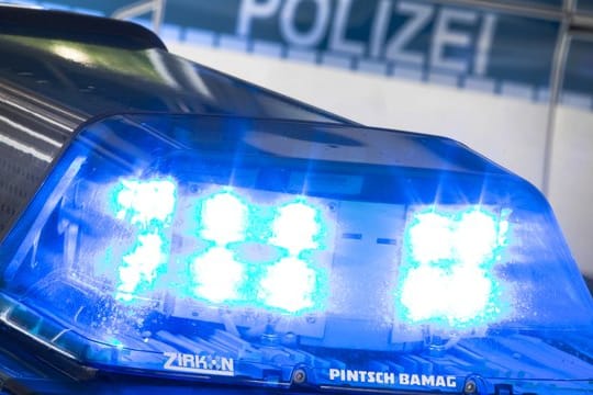 Polizeiwagen: Beamte lieferten sich mit zwei mutmaßlichen Sprengern eines Geldautomatens eine Verfolgungsjagd.