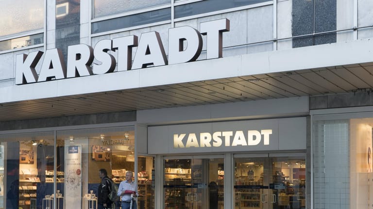 Die Karstadt-Filiale in der Bielefelder Fußgängerzone: Sie bleibt vorerst erhalten, das Restaurant in dem Gebäude soll aber schließen.